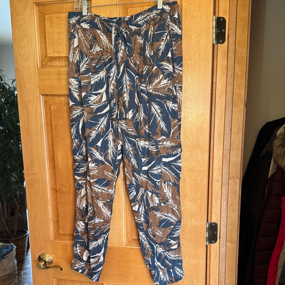 New Nicole Miller Leaf Print Pants - Large
